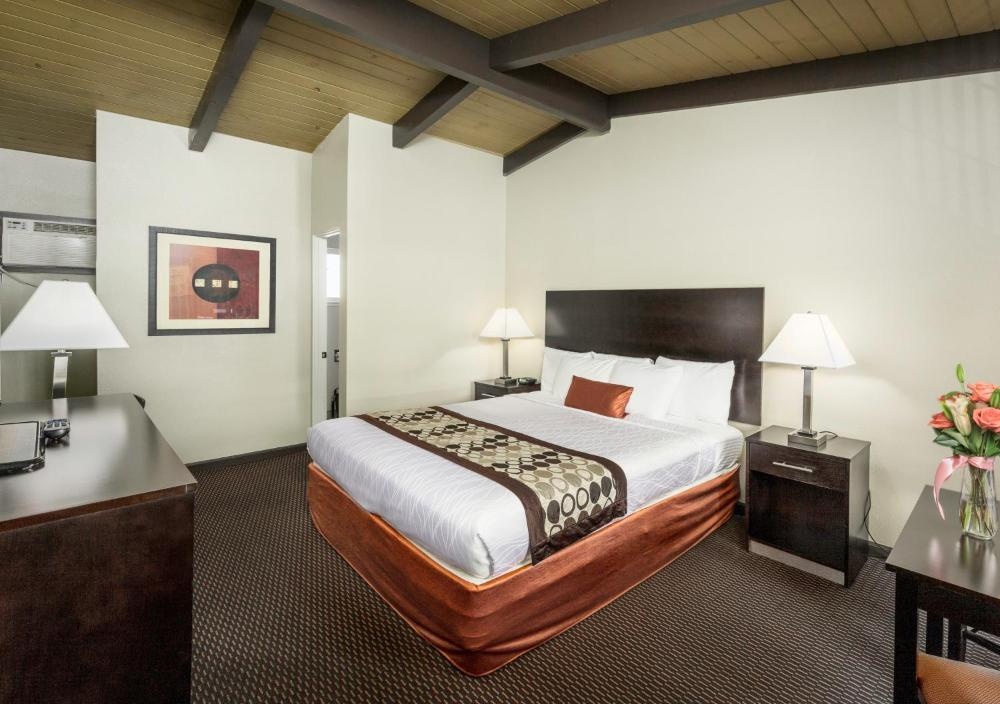 Thunderbird Lodge